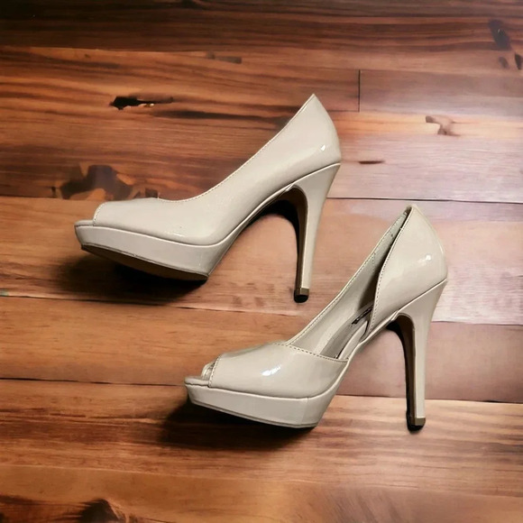 XOXO Bowie Nude Peep Toe Patent Leather High Heels - Picture 3 of 6